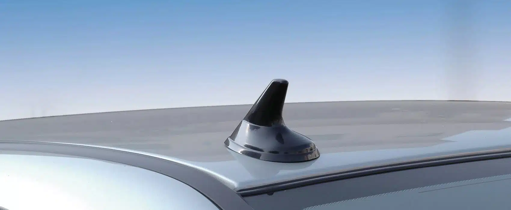 Aileron de requin sur toit de voiture