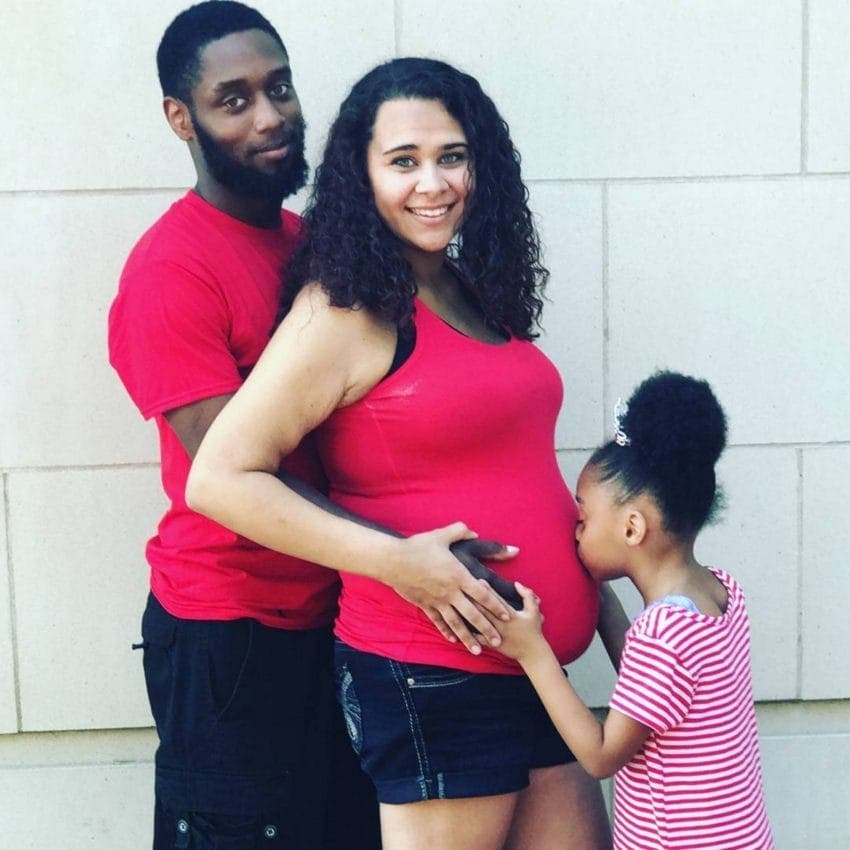 Une maman met au monde son b&eacute;b&eacute; parfaitement envelopp&eacute; dans son sac amniotique