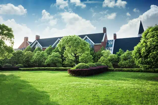 Résidence luxueuse entourée de verdure