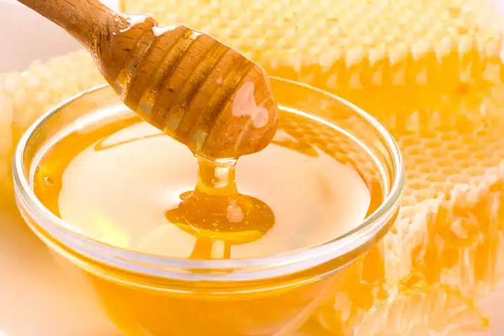 Pot de miel avec des rayons d'abeille