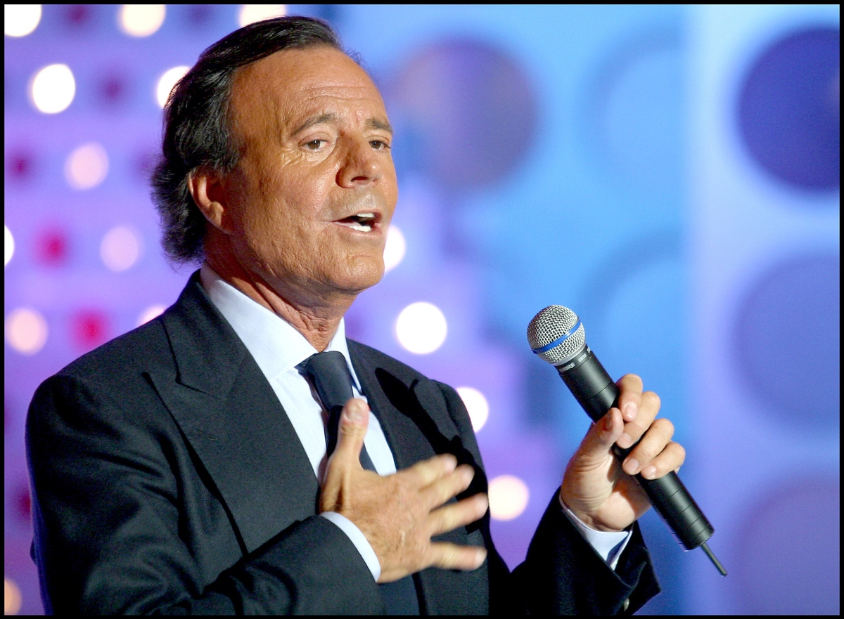 Julio Iglesias jeune, en pleine performance sur sc&egrave;ne