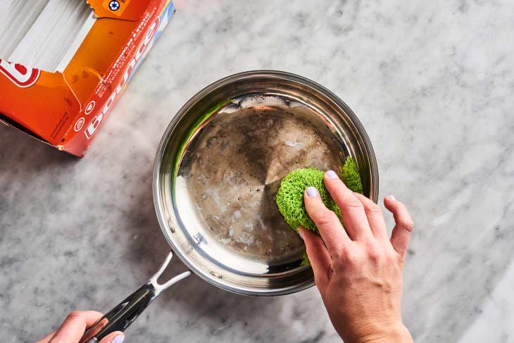 Éliminer la saleté des casseroles. source : the kitchn