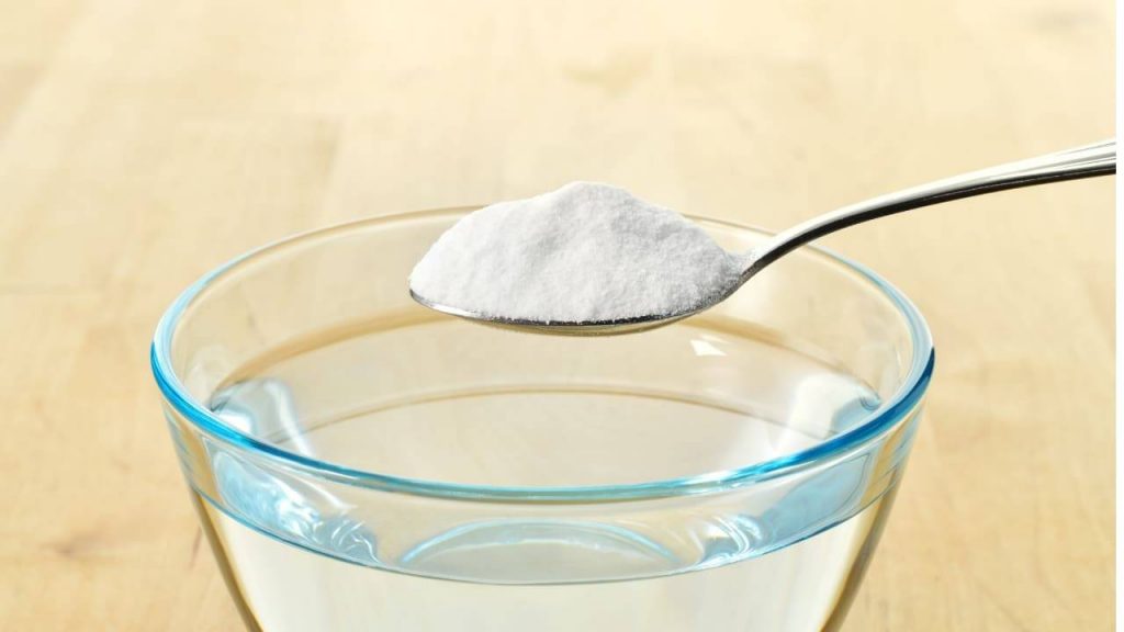 Bicarbonate de soude dans une cuillère en bois