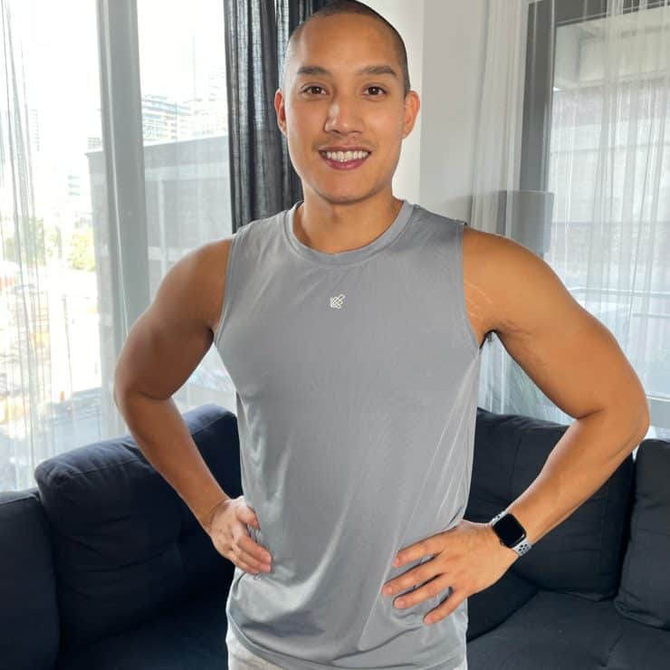 Femme détendue dans son lit, prête à dormir