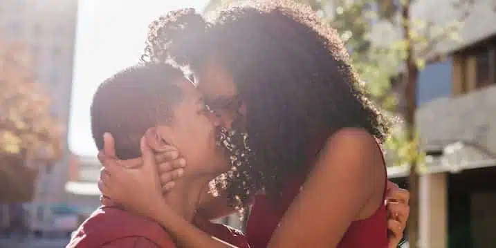couple s'enlaçant tendrement