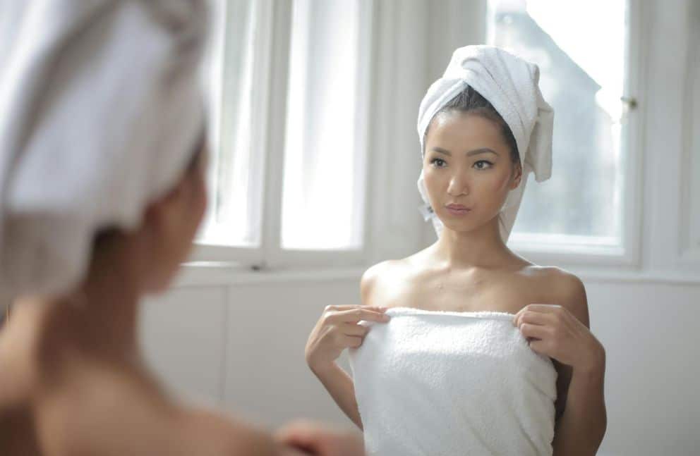 Femme tenant une serviette de bain