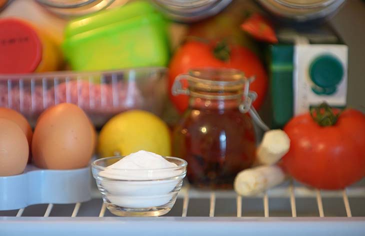 Un bol de bicarbonate de soude à l’intérieur du réfrigérateur – source : spm