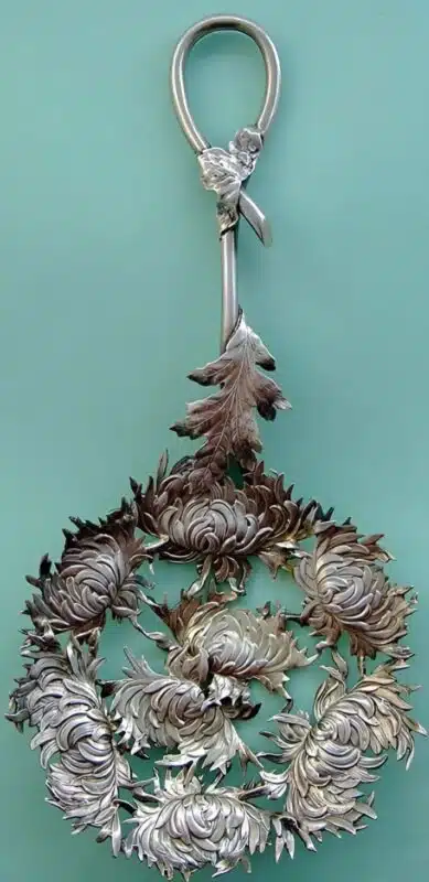 Cuillère ancienne au design délicat et incurvé