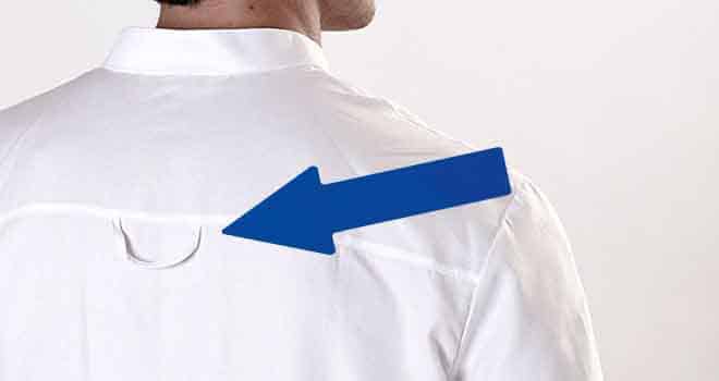 Détail d'une boucle cousue au dos d'une chemise