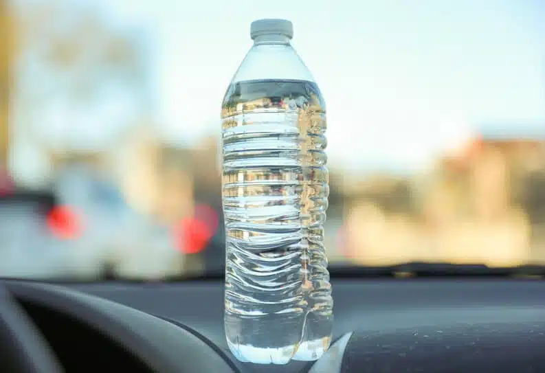 Bouteille d'eau posée sur une voiture