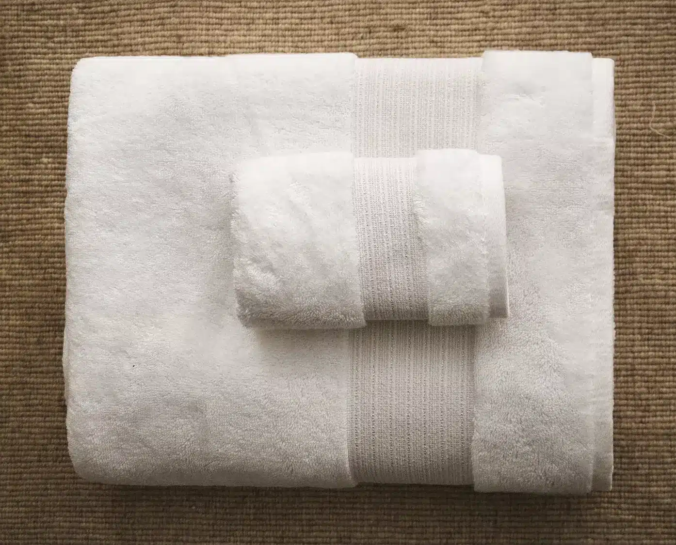 Détail d'une serviette de bain avec bordure renforcée