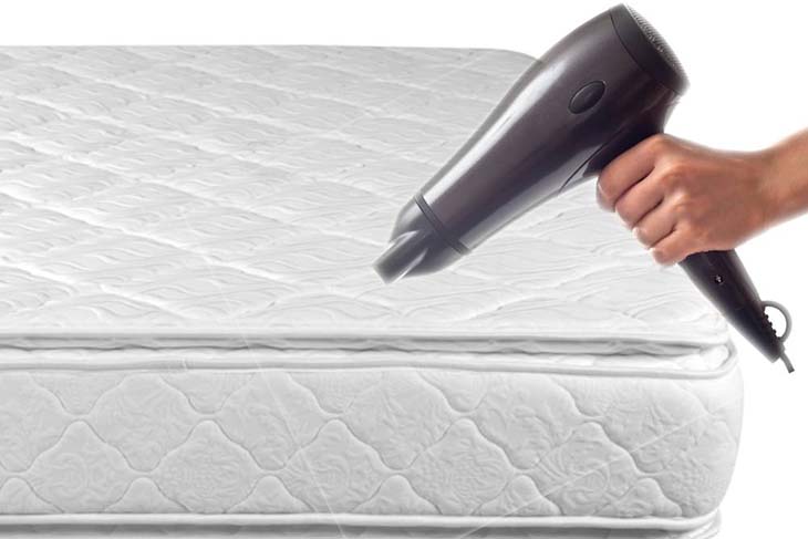 Sécher le matelas à l’aide d’un sèche-cheveux - source : spm