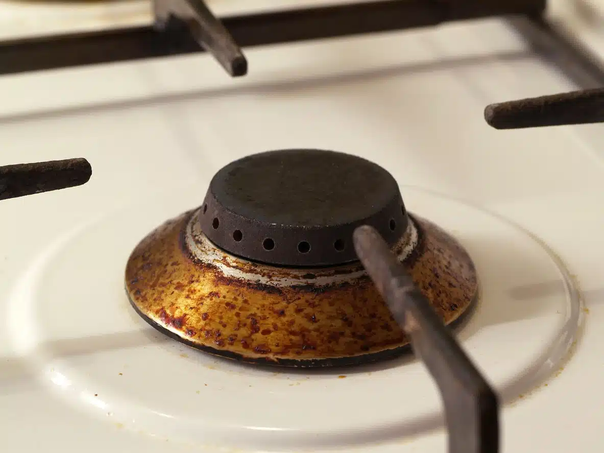 Brûleurs de cuisinière à gaz encrassés nécessitant un nettoyage