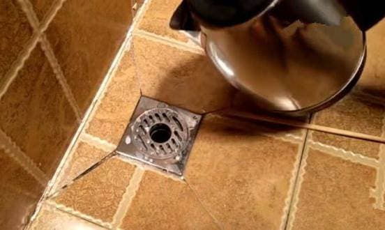 Versement d'eau bouillante dans un évier