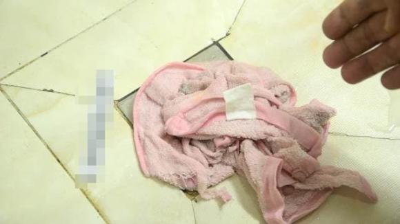 Serviette enroulée autour d'un drain de douche