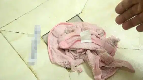 Serviette enroulée autour d'un drain de douche