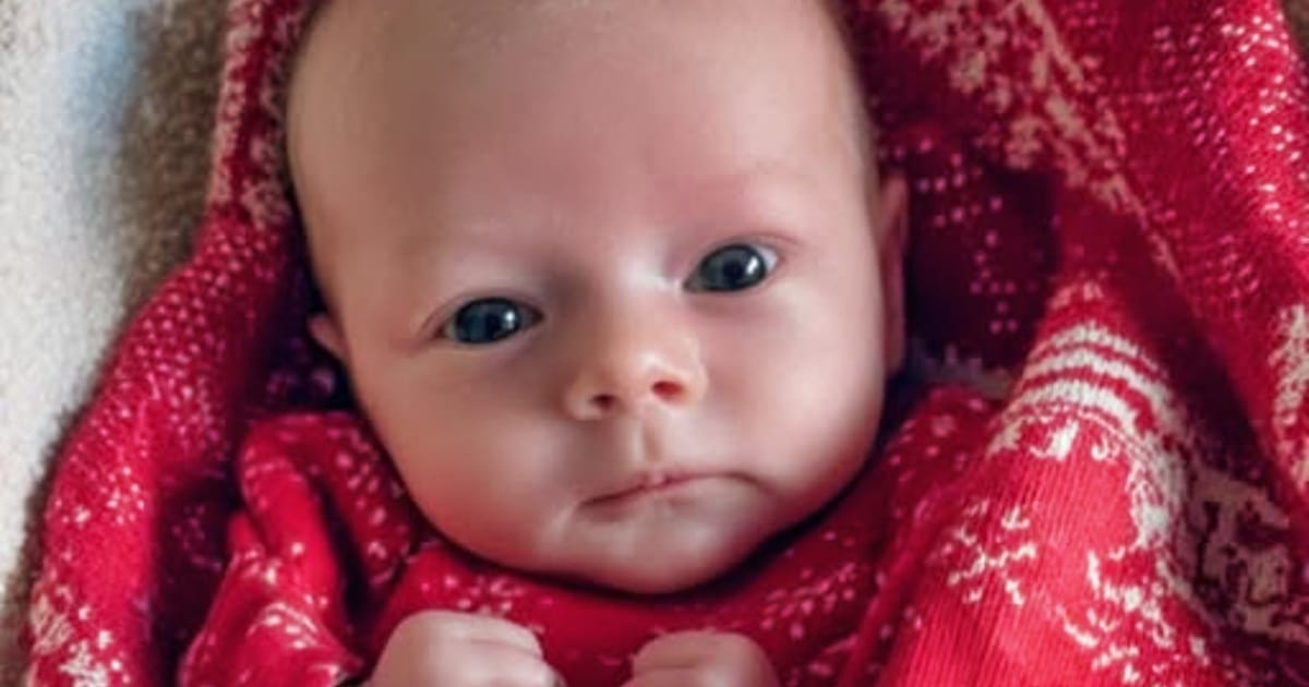 Nouveau-n&eacute; emmaillot&eacute;, moment de v&eacute;rit&eacute; apr&egrave;s l'accouchement