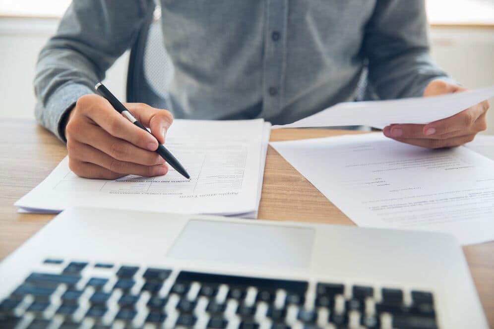 Homme d'affaires examinant des documents importants