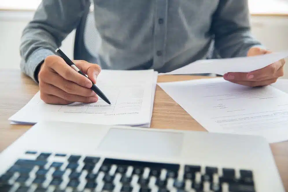 Homme d'affaires examinant des documents importants