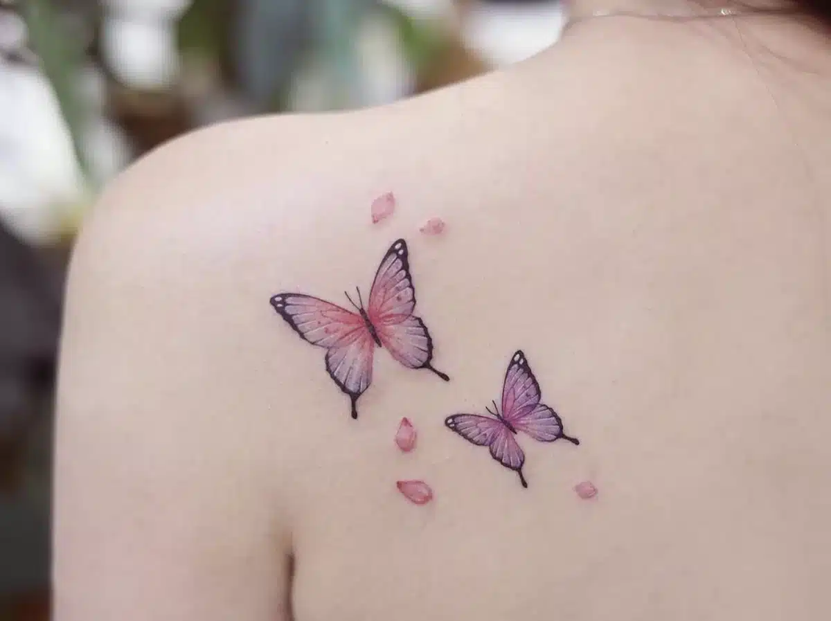 Tatouage de papillon symbolisant la transformation