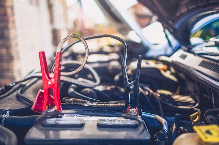 Les câbles de démarrage sur une voiture - source : spm