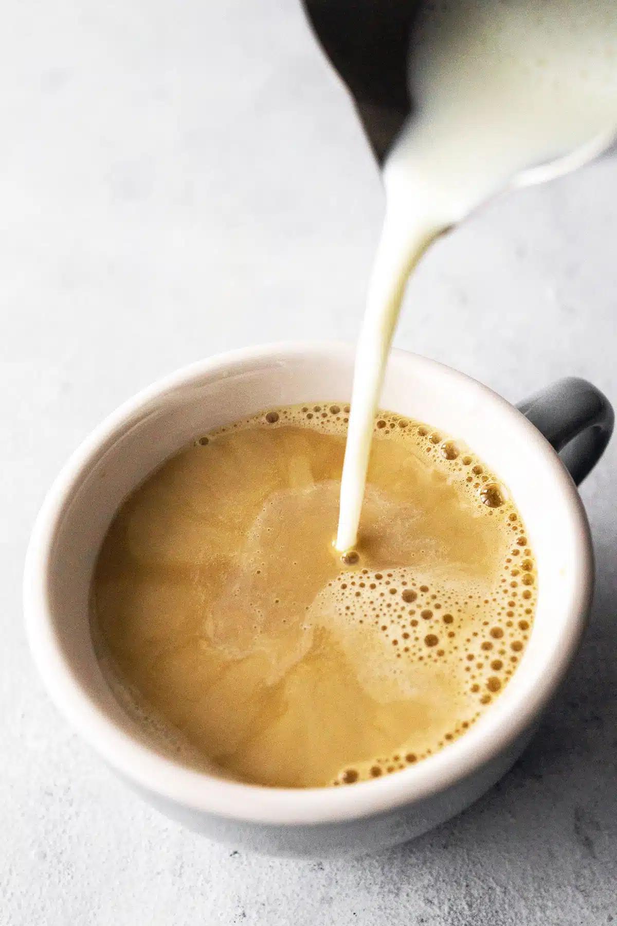 Préparation d'un latte art dans un café