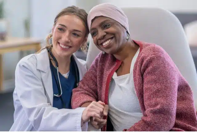 Femme faisant un examen médical