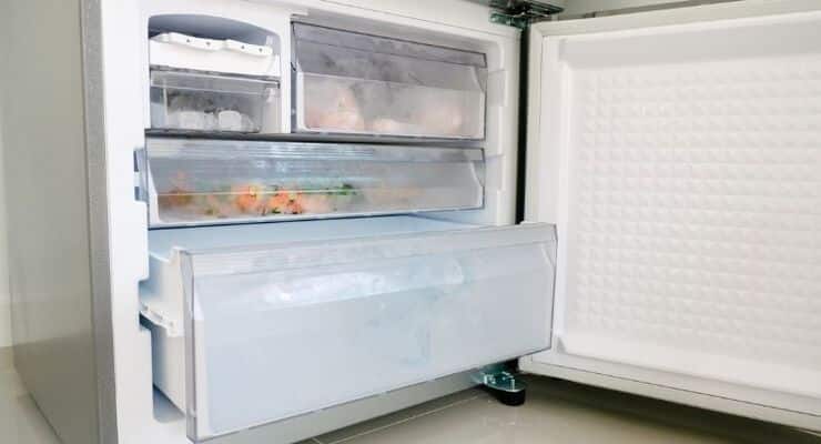 Cong&eacute;lateur propre et organis&eacute;, sans givre apparent