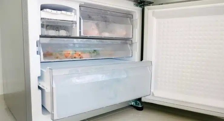 Congélateur propre et organisé, sans givre apparent