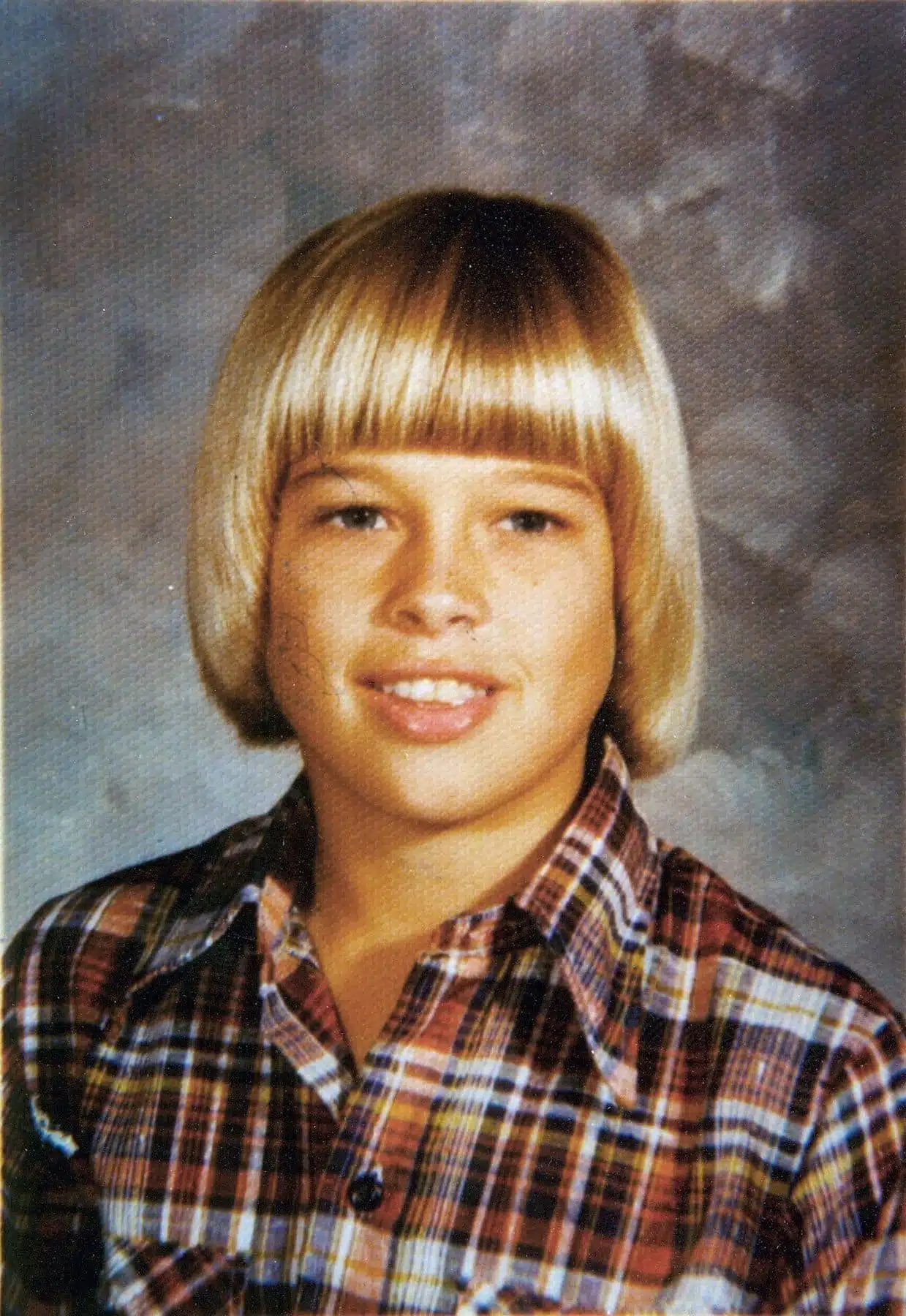 Jeune Brad Pitt souriant