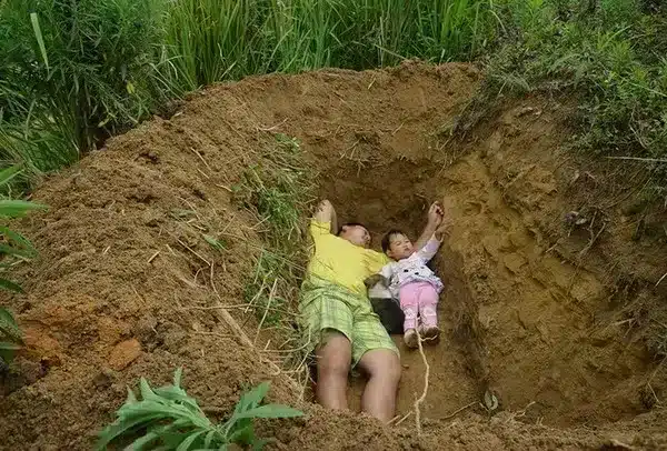Père et fille dans une tombe aménagée