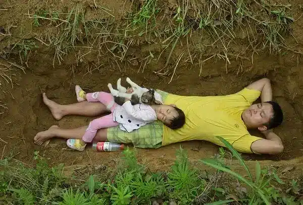Enfant atteint d'anémie jouant avec son chien