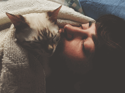 Chat endormi pr&egrave;s du visage de son propri&eacute;taire