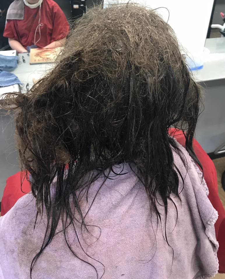 Les cheveux emmêlés de l’adolescente en dépression