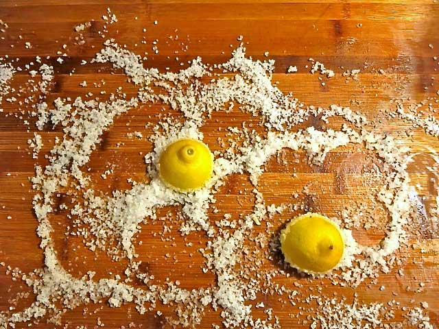 utiliser le citron et le sel pour nettoyer votre cuisine