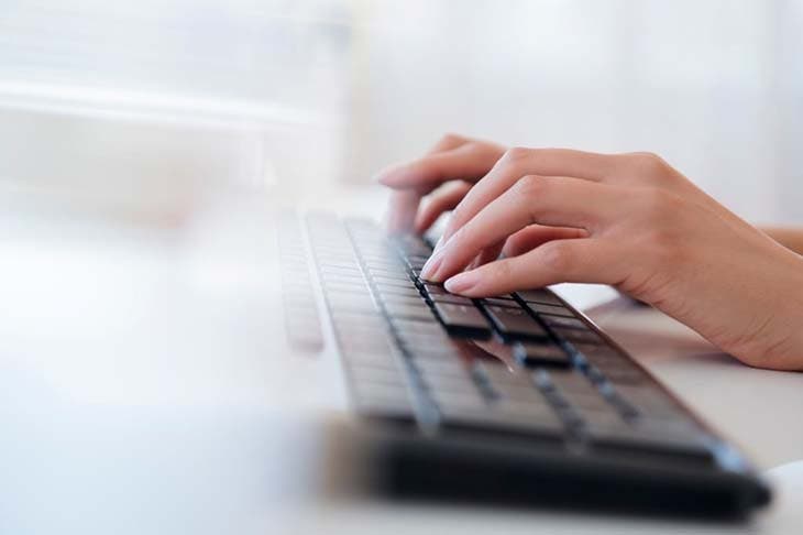 Ecrire sur un clavier d’ordinateur – source : spm