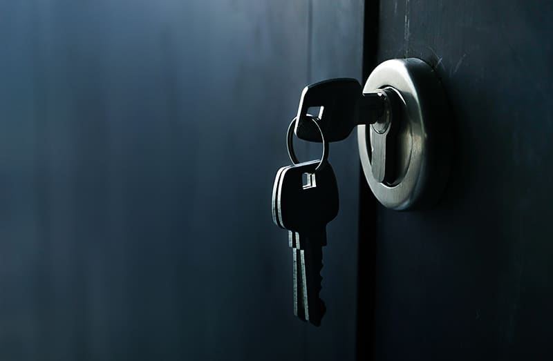 Clé engagée dans une serrure, vue en gros plan
