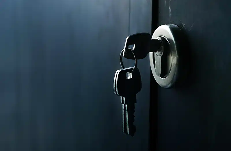 Clé engagée dans une serrure, vue en gros plan