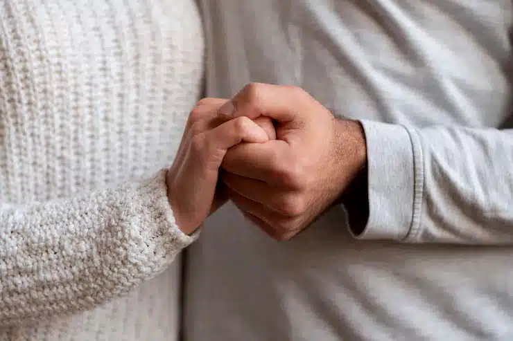 Couple se tenant tendrement les mains
