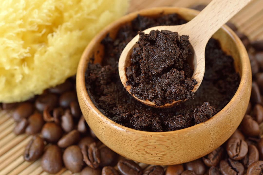 Femme appliquant un masque au café sur son visage