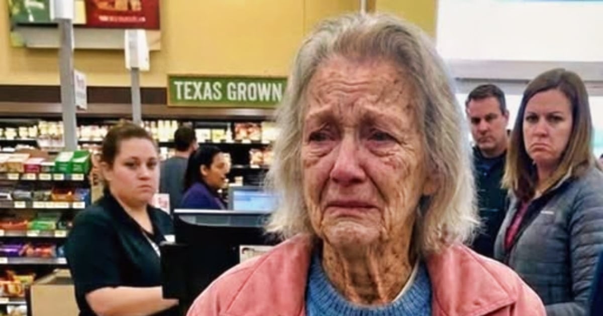 Une m&egrave;re et une grand-m&egrave;re &eacute;changeant un sourire au supermarch&eacute;