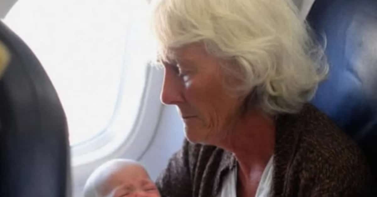 Grand-m&egrave;re et b&eacute;b&eacute; se regardant avec tendresse