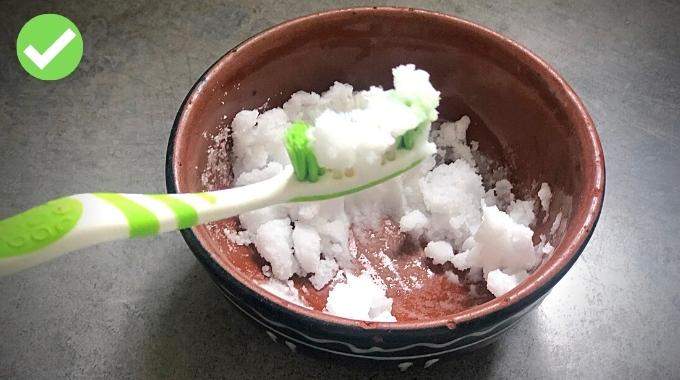 Préparation d'une pâte de bicarbonate dans un bol