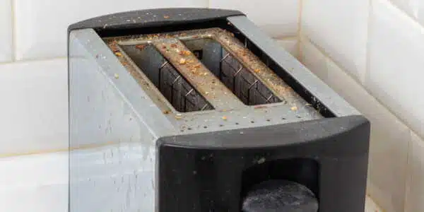 Intérieur d'un grille-pain à nettoyer