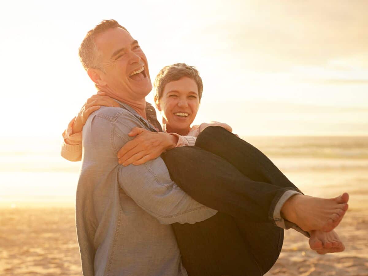 Homme et femme échangeant un regard complice