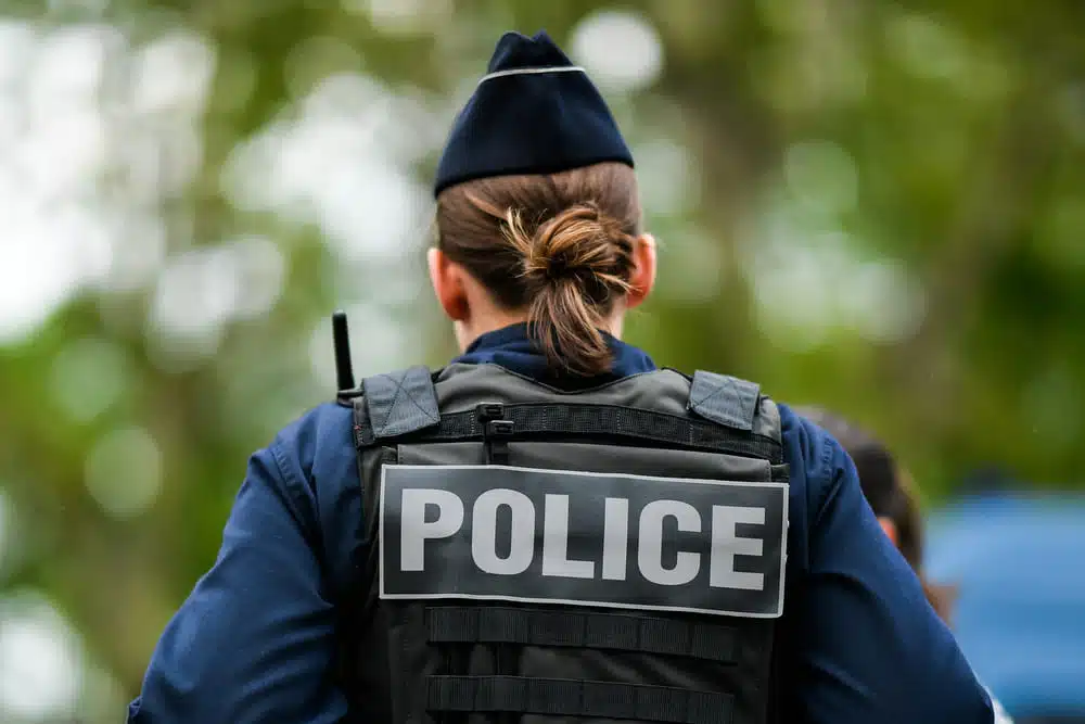 Officier de police en uniforme