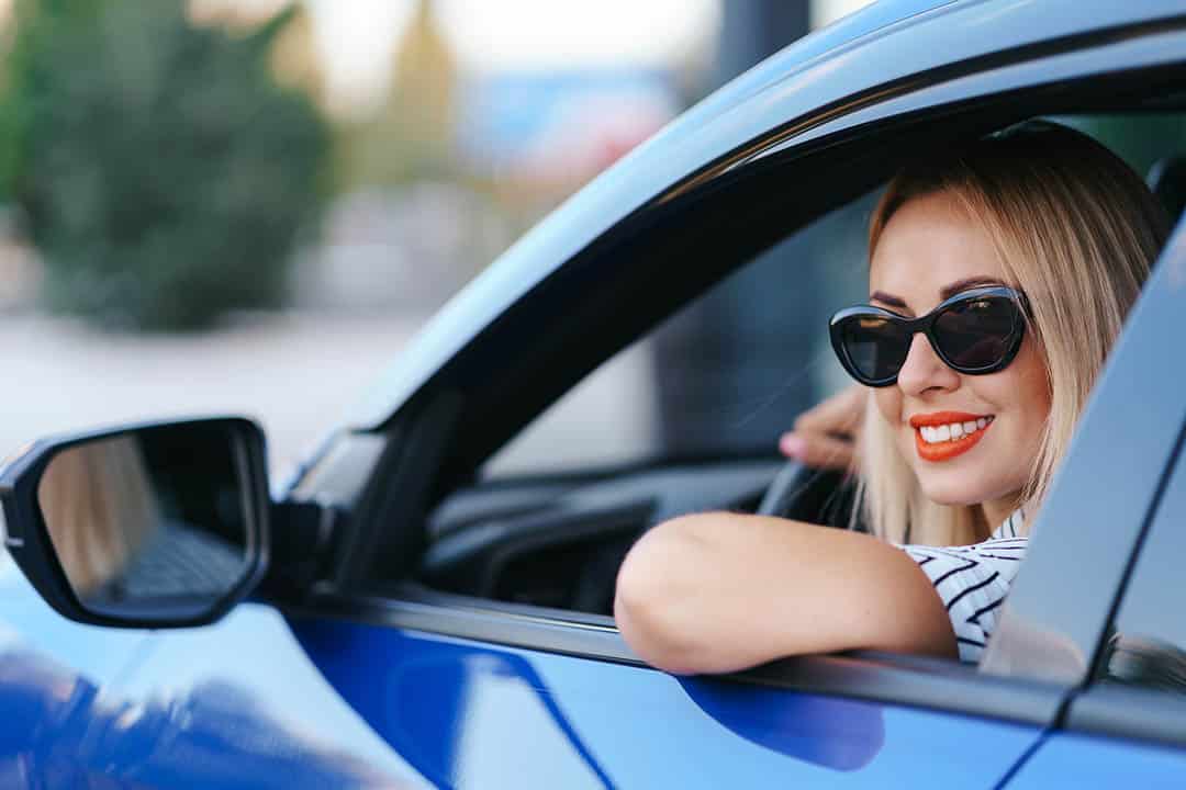 Jeune femme conduisant avec assurance