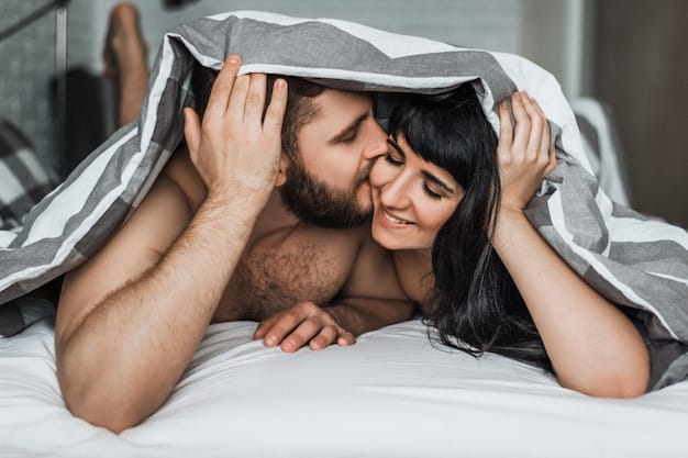 Couple s'embrassant tendrement
