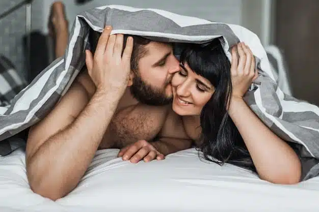 Couple s'embrassant tendrement