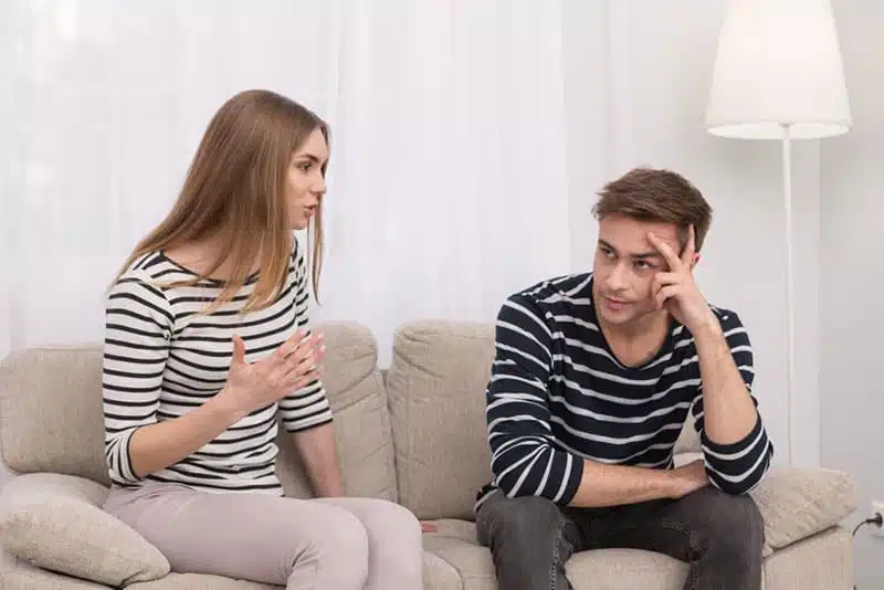 Couple se disputant à la maison